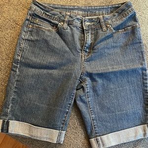 Faded Glory. Women’s size 4. Bermuda. Like new!